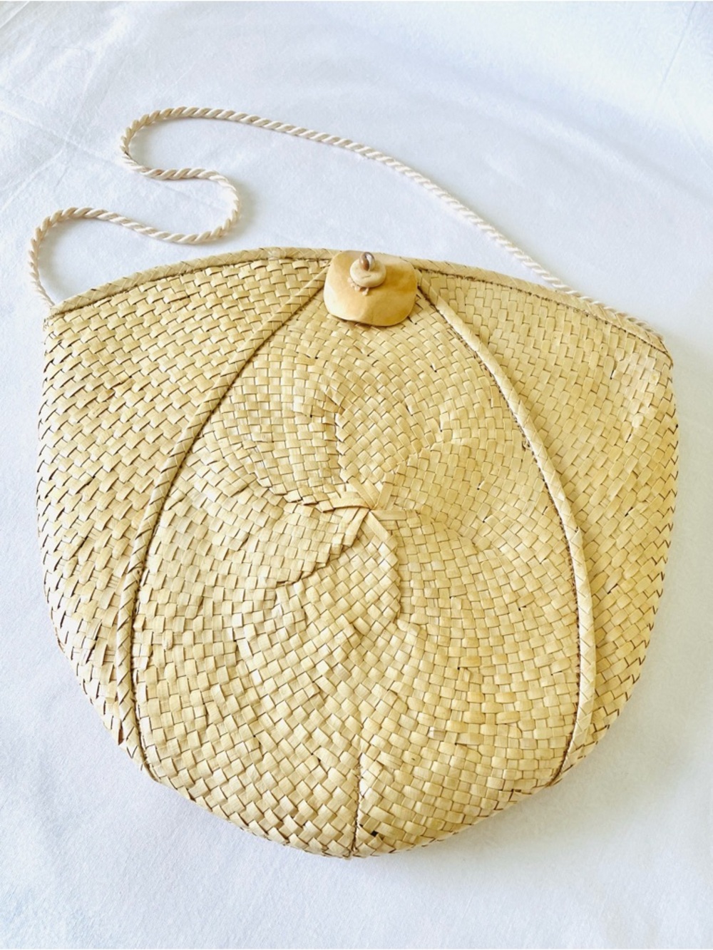 Vintage 1980s Genie Wristlet Handbag Purse Woven Cream Shell Toggle Cord